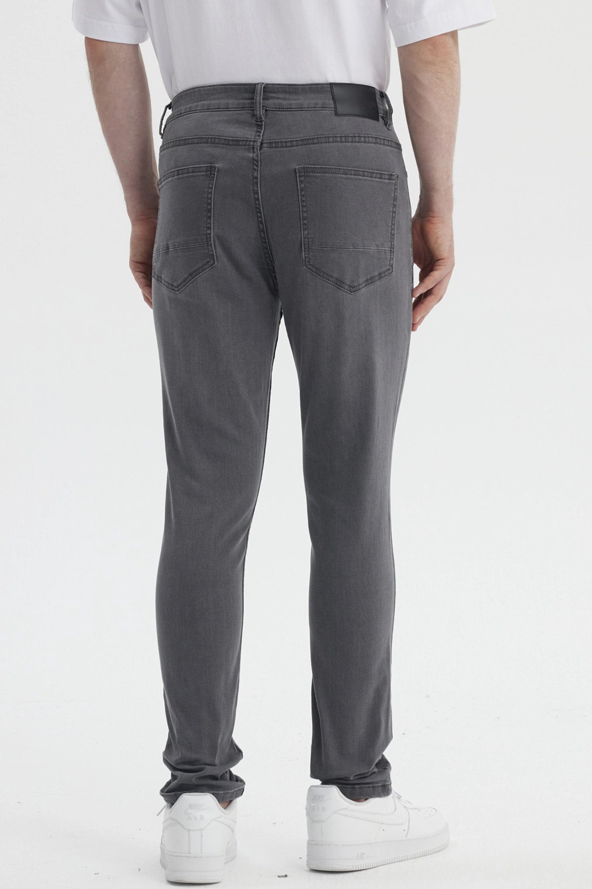 Jeans skinny gris oscuro para hombre diseño liso ajuste moderno sin estampas visibles
