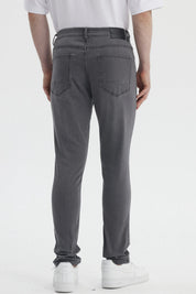 Jeans skinny gris oscuro para hombre diseño liso ajuste moderno sin estampas visibles