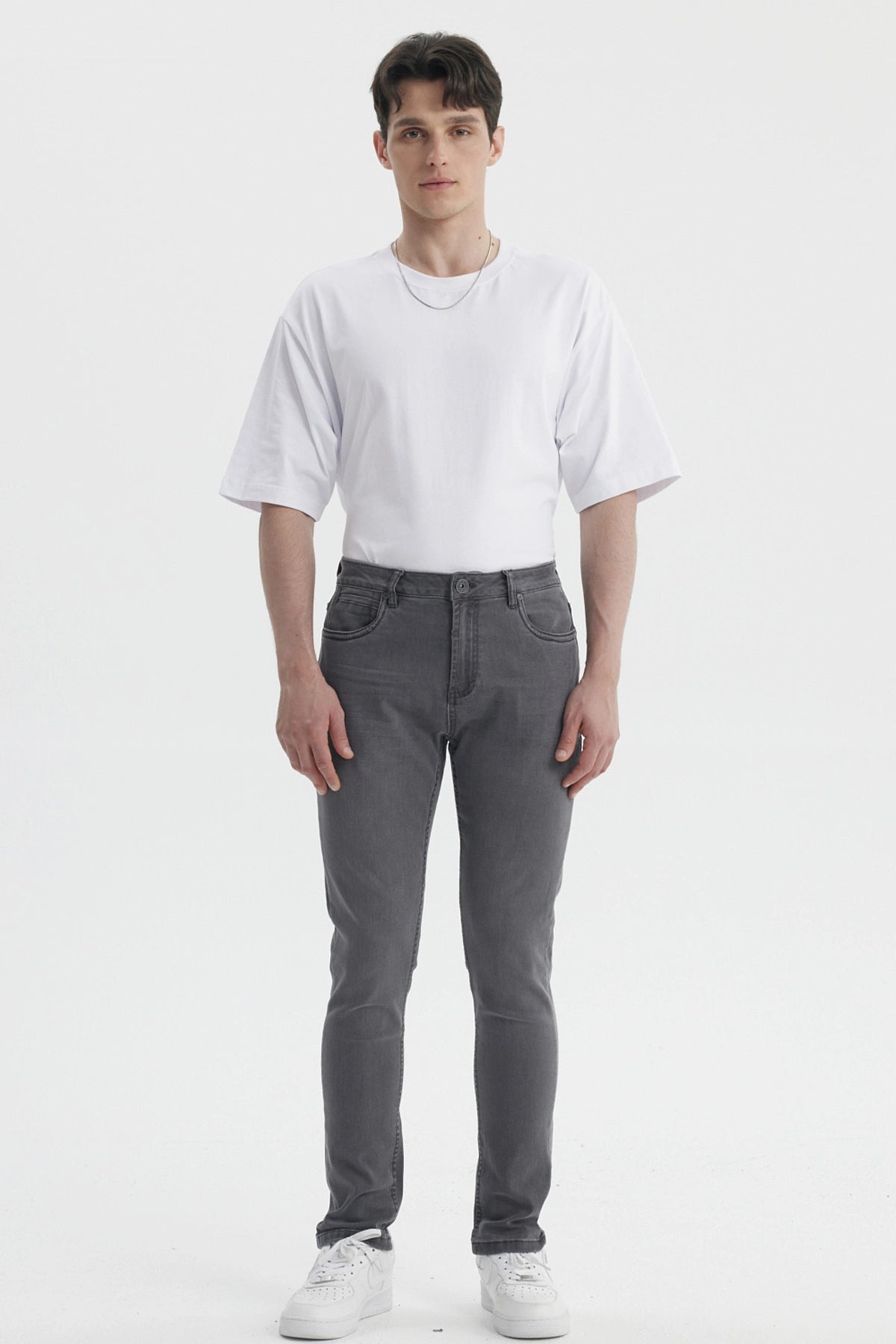Jeans skinny gris oscuro para hombre diseño liso ajuste moderno sin estampas visibles