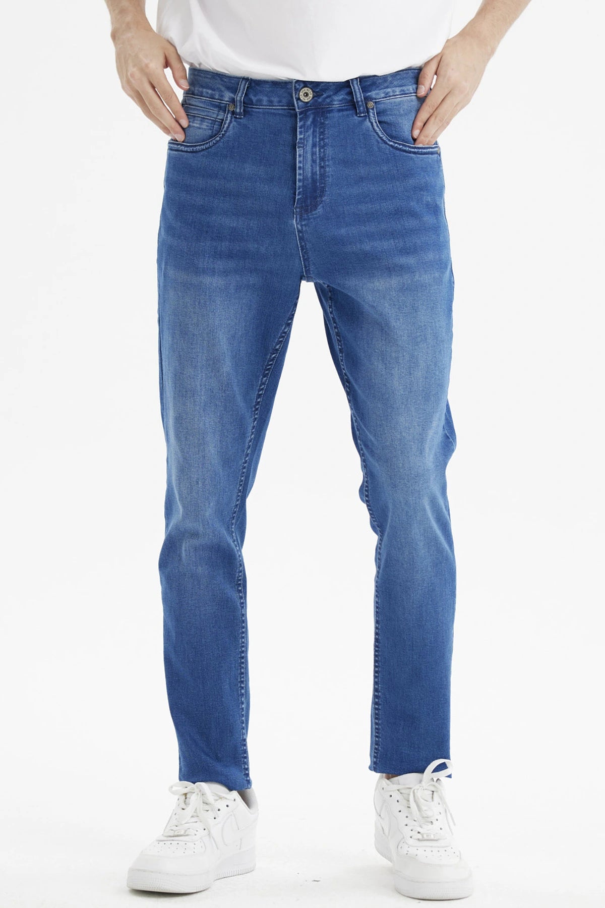 Jeans skinny hombre azul con lavado claro y cinco bolsillos prenda lisa ajuste moderno