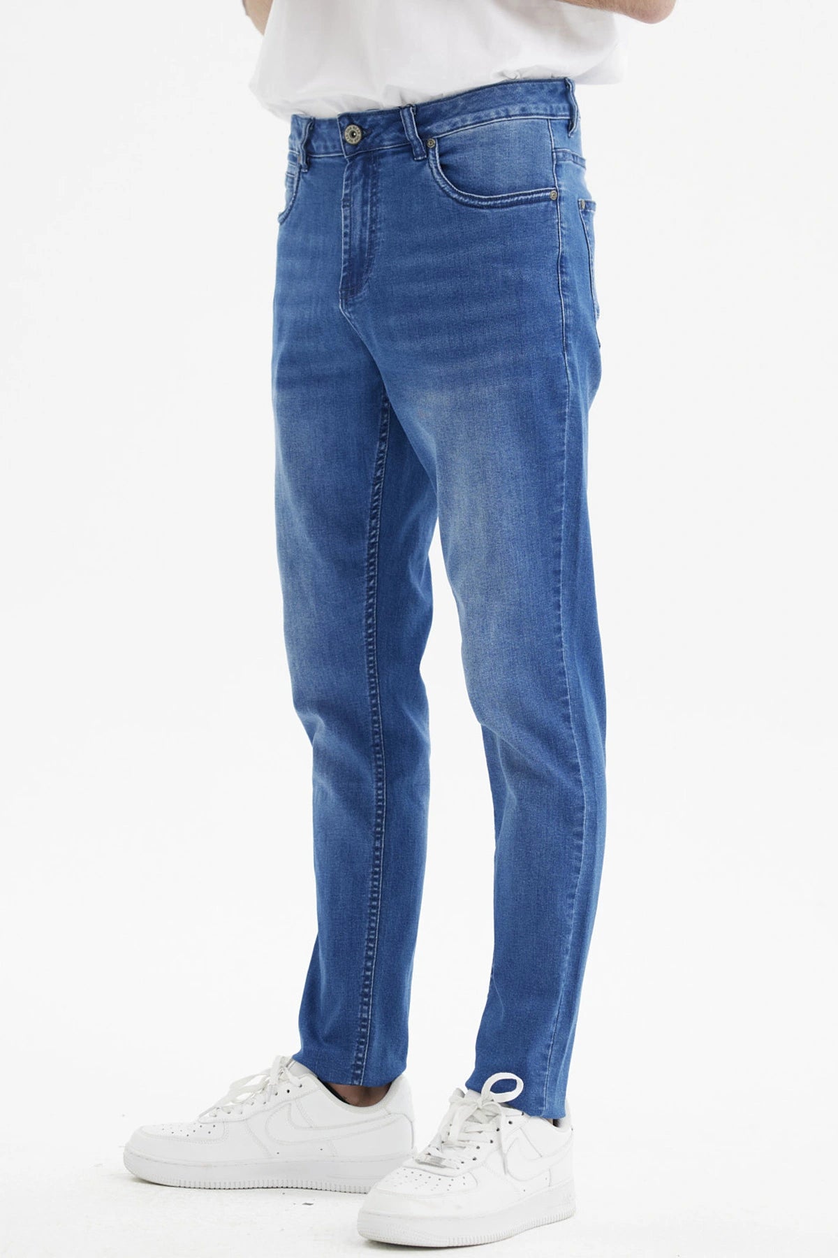 Jeans skinny hombre azul con lavado claro y cinco bolsillos prenda lisa ajuste moderno