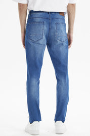 Jeans skinny hombre azul con lavado claro y cinco bolsillos prenda lisa ajuste moderno