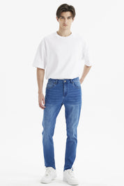 Jeans skinny hombre azul con lavado claro y cinco bolsillos prenda lisa ajuste moderno