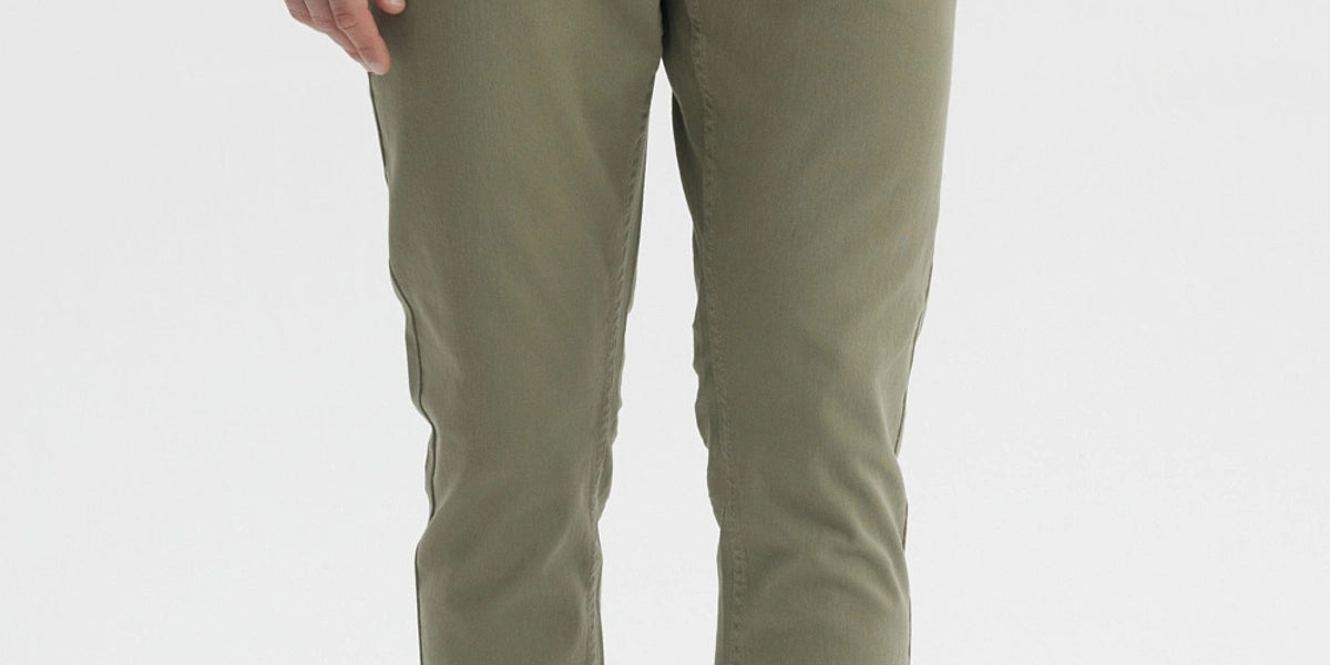 Jeans slim hombre verde militar sin estampa con bolsillos y botón frontal diseño liso casual