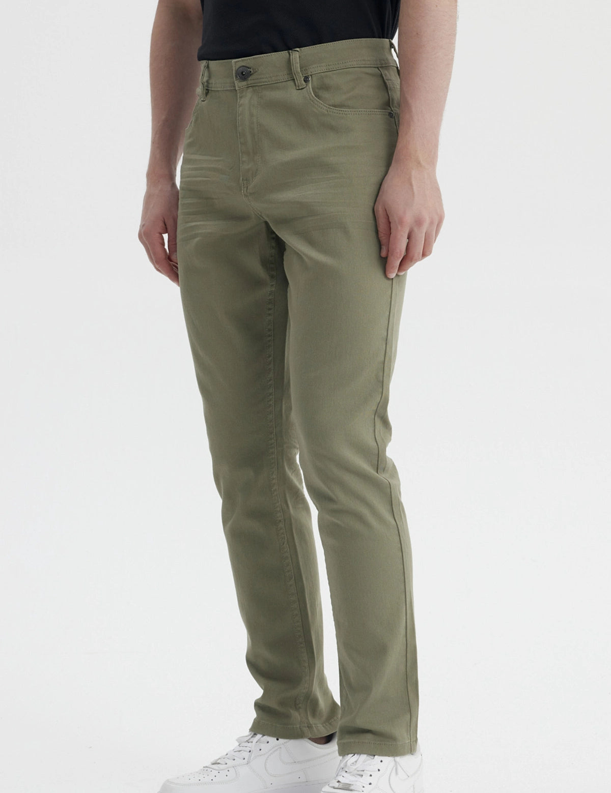 Jeans slim hombre verde militar sin estampa con bolsillos y botón frontal diseño liso casual