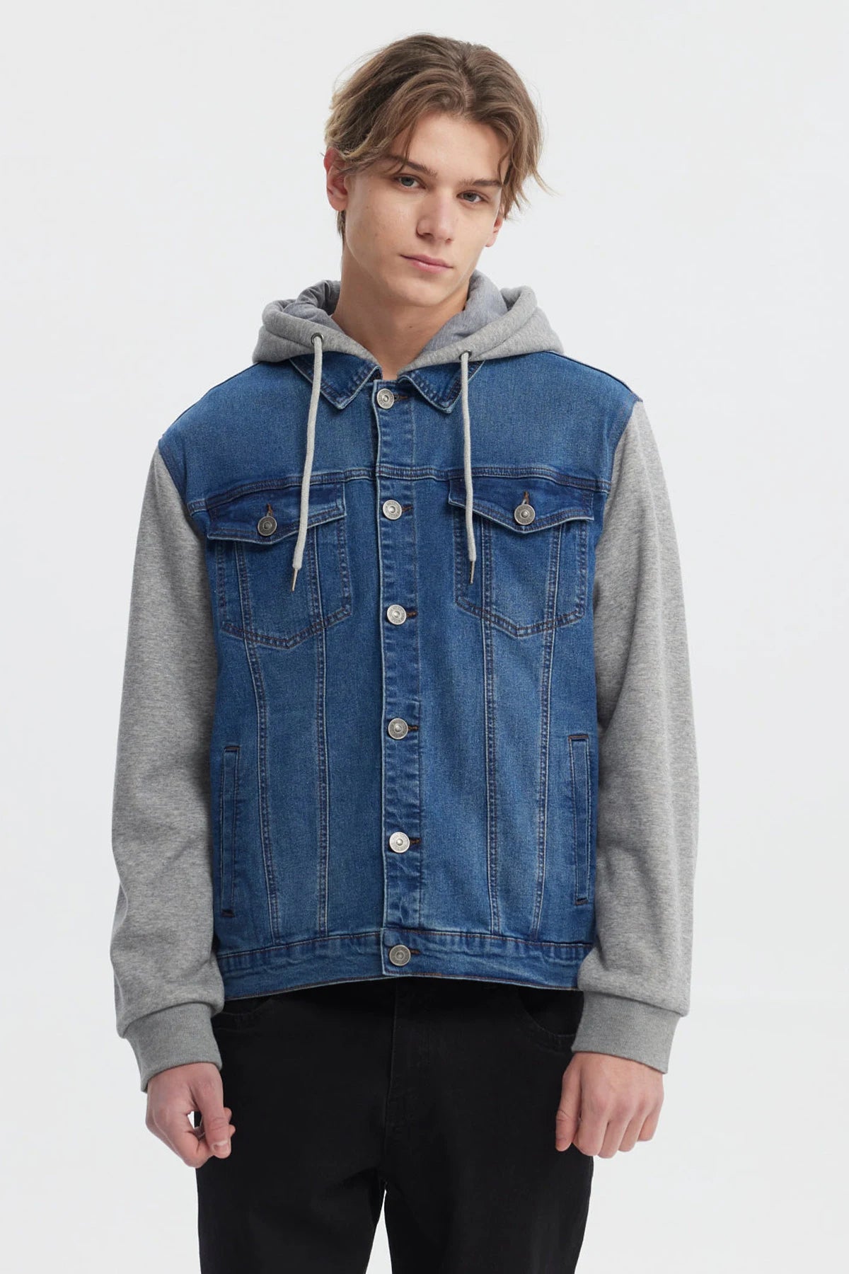 Chaqueta de mezclilla azul claro con mangas y gorro gris estilo urbano