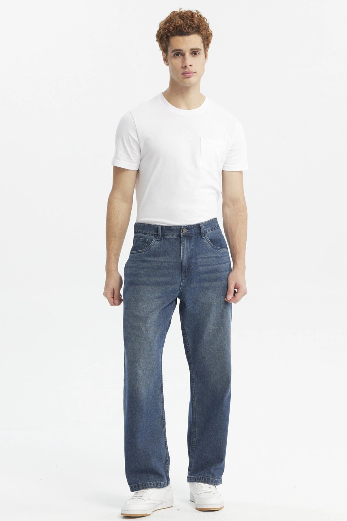 Jeans rectos para hombre en azul retro con efecto lavado sin estampa visibles cómodos y casuales