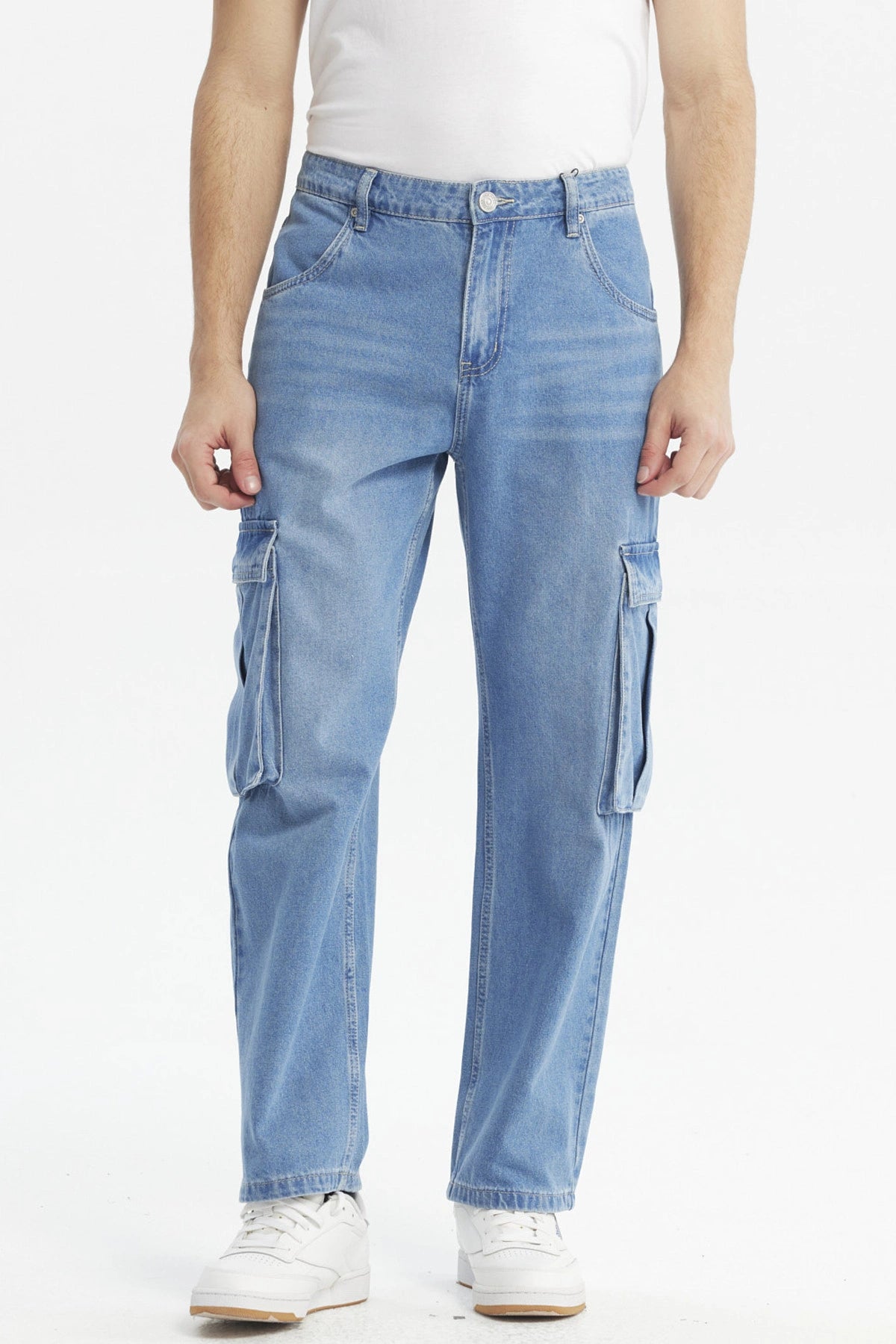 Jeans hombre cargo azul claro con bolsillos grandes en los laterales diseño casual y corte recto ideal para el día a día