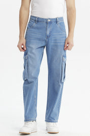 Jeans hombre cargo azul claro con bolsillos grandes en los laterales diseño casual y corte recto ideal para el día a día