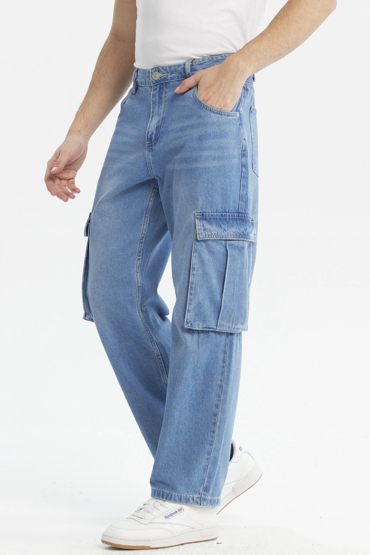 Jeans hombre cargo azul claro con bolsillos grandes en los laterales diseño casual y corte recto ideal para el día a día