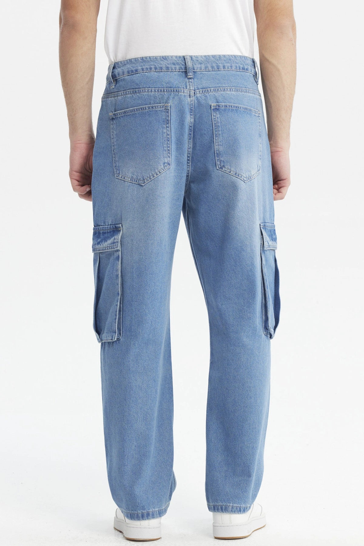 Jeans hombre cargo azul claro con bolsillos grandes en los laterales diseño casual y corte recto ideal para el día a día