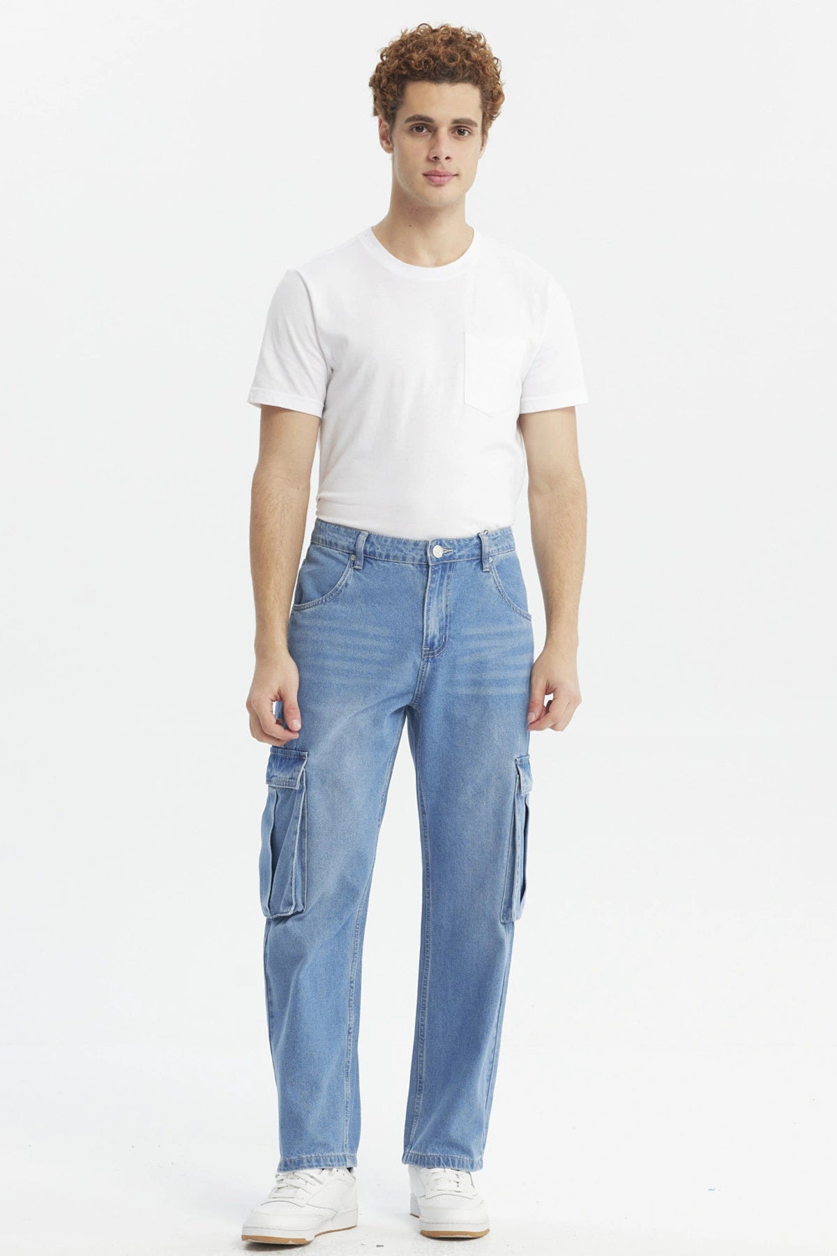 Jeans hombre cargo azul claro con bolsillos grandes en los laterales diseño casual y corte recto ideal para el día a día