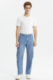 Jeans hombre cargo azul claro con bolsillos grandes en los laterales diseño casual y corte recto ideal para el día a día
