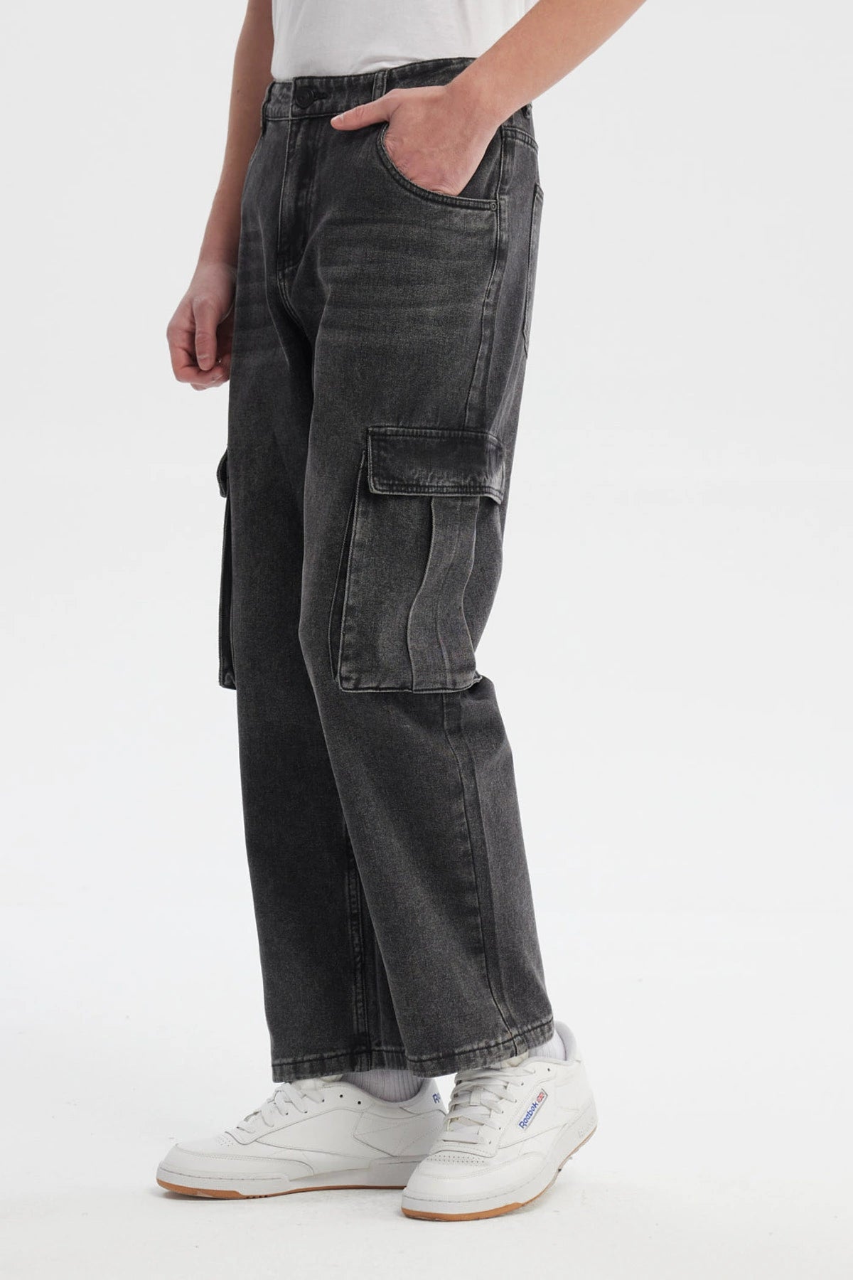 Jeans cargo hombre gris con calce recto bolsillos grandes laterales prenda lisa estilo casual urbano