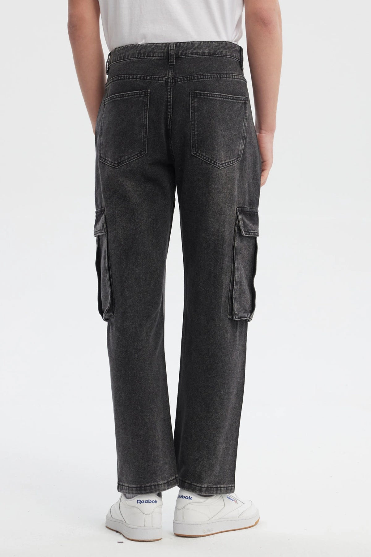 Jeans cargo hombre gris con calce recto bolsillos grandes laterales prenda lisa estilo casual urbano