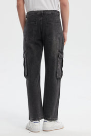 Jeans cargo hombre gris con calce recto bolsillos grandes laterales prenda lisa estilo casual urbano