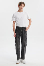 Jeans cargo hombre gris con calce recto bolsillos grandes laterales prenda lisa estilo casual urbano