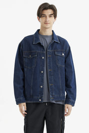 Chaqueta clásica azul de mezclilla con botones metálicos bolsillos frontales y diseño liso ideal para estilo casual