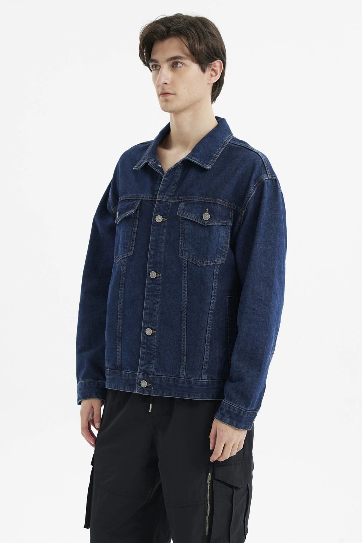 Chaqueta clásica azul de mezclilla con botones metálicos bolsillos frontales y diseño liso ideal para estilo casual