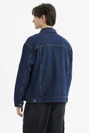 Chaqueta clásica azul de mezclilla con botones metálicos bolsillos frontales y diseño liso ideal para estilo casual