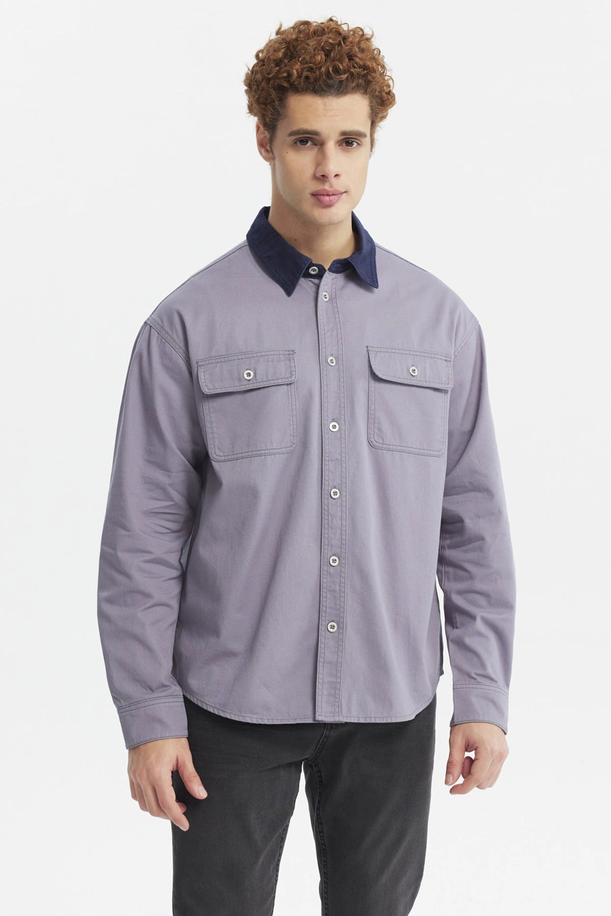 Camisa de hombre azul con cuello en contraste oscuro botones frontales y bolsillos en el pecho prenda lisa