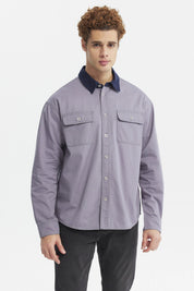 Camisa de hombre azul con cuello en contraste oscuro botones frontales y bolsillos en el pecho prenda lisa