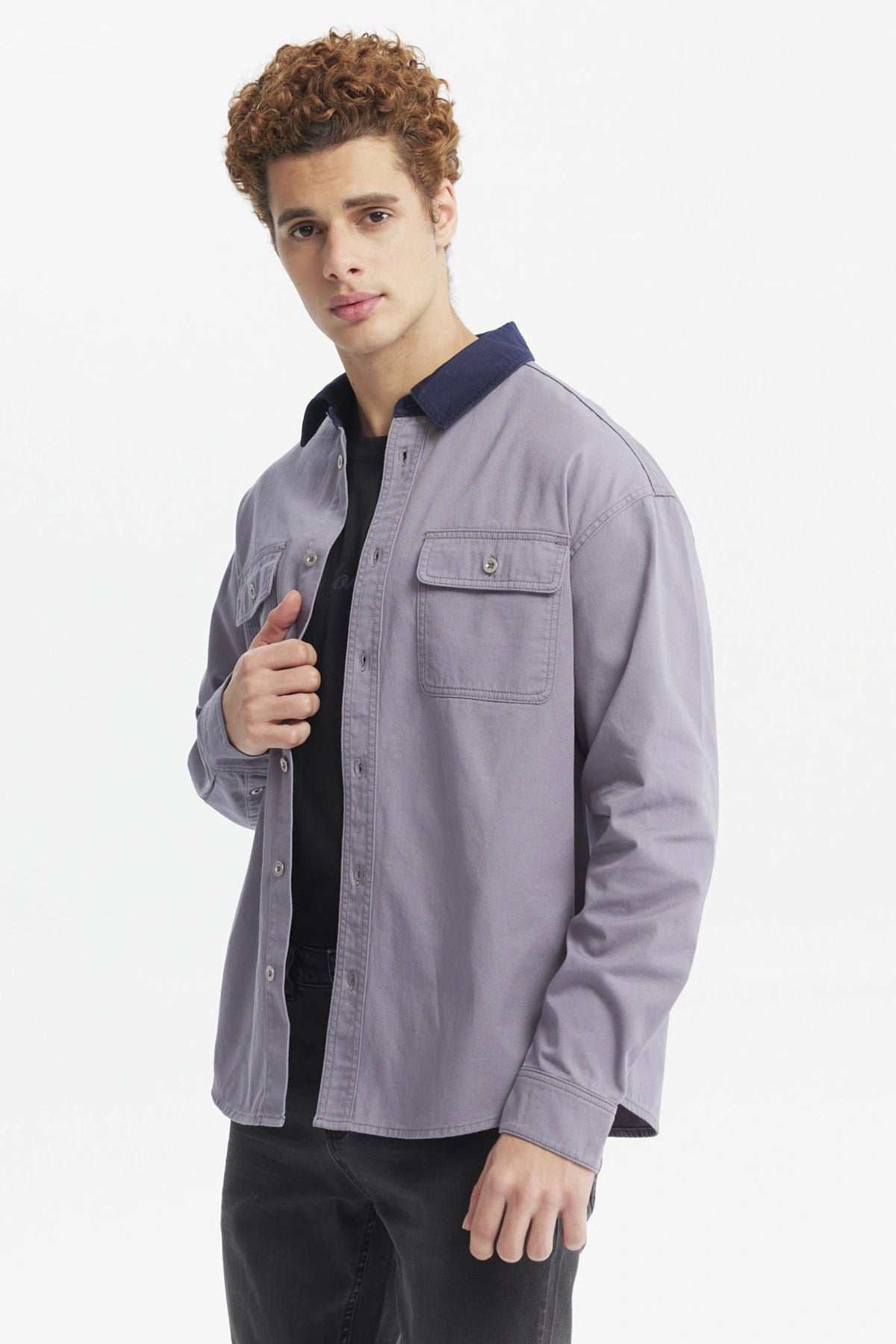 Camisa de hombre azul con cuello en contraste oscuro botones frontales y bolsillos en el pecho prenda lisa