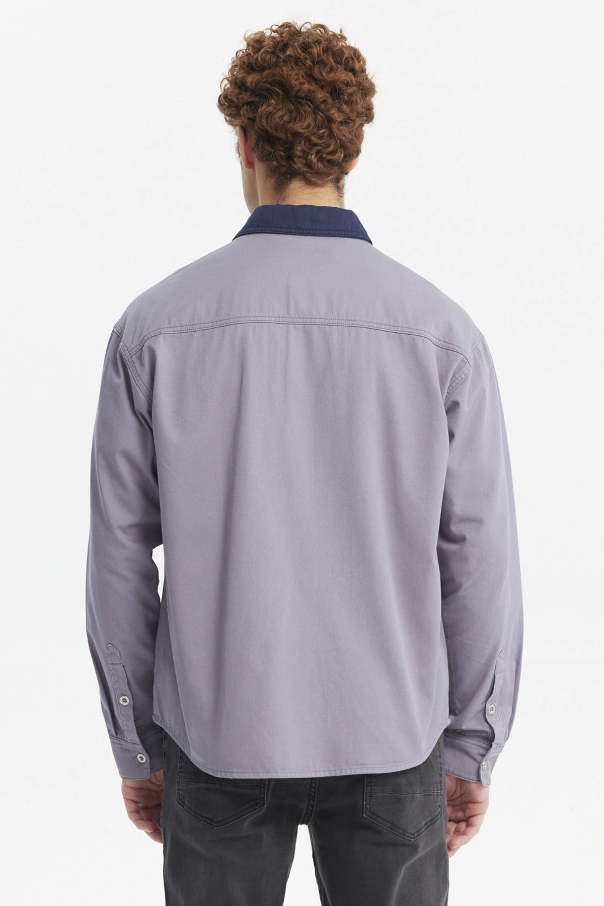 Camisa de hombre azul con cuello en contraste oscuro botones frontales y bolsillos en el pecho prenda lisa