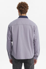 Camisa de hombre azul con cuello en contraste oscuro botones frontales y bolsillos en el pecho prenda lisa