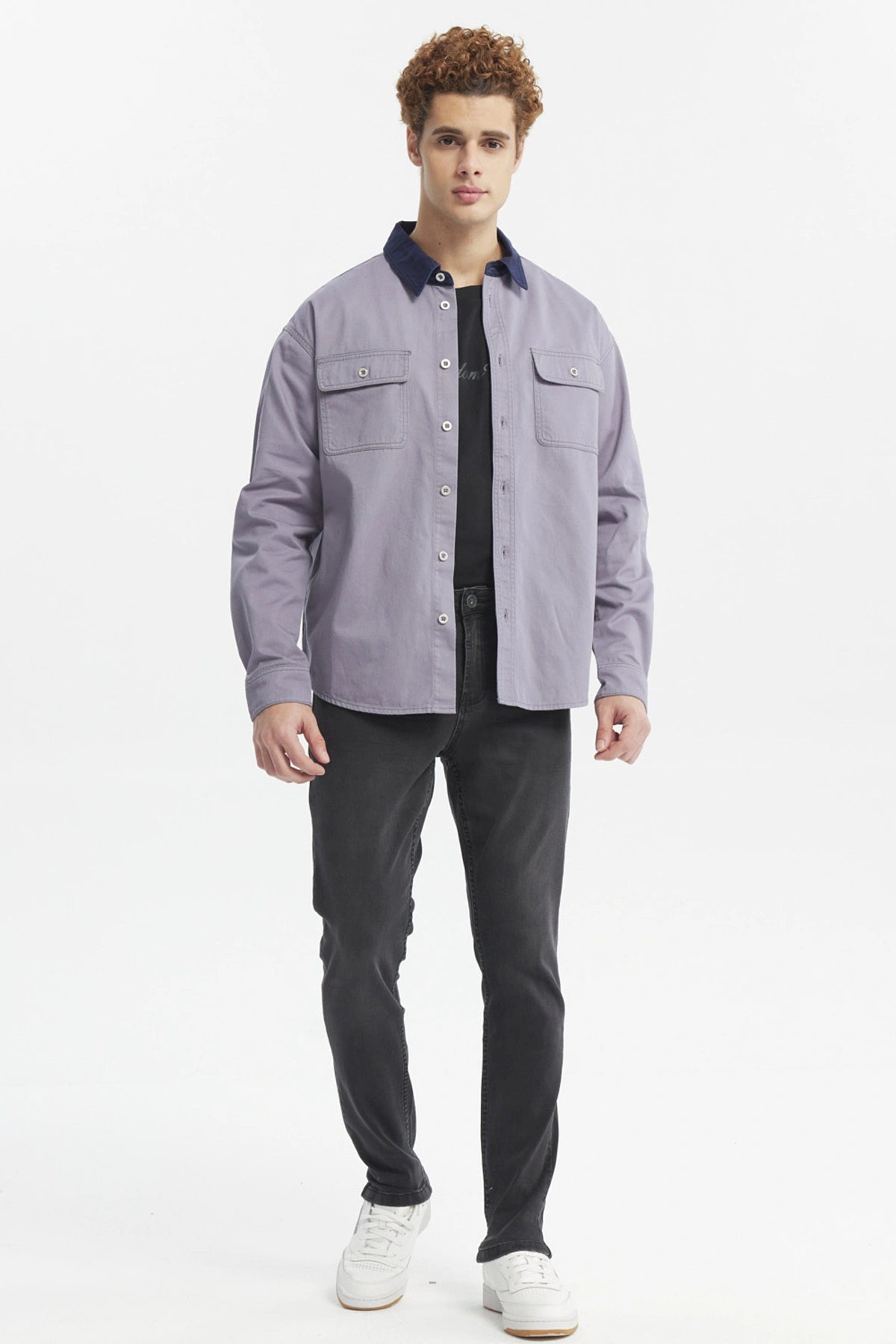 Camisa de hombre azul con cuello en contraste oscuro botones frontales y bolsillos en el pecho prenda lisa