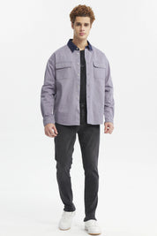 Camisa de hombre azul con cuello en contraste oscuro botones frontales y bolsillos en el pecho prenda lisa