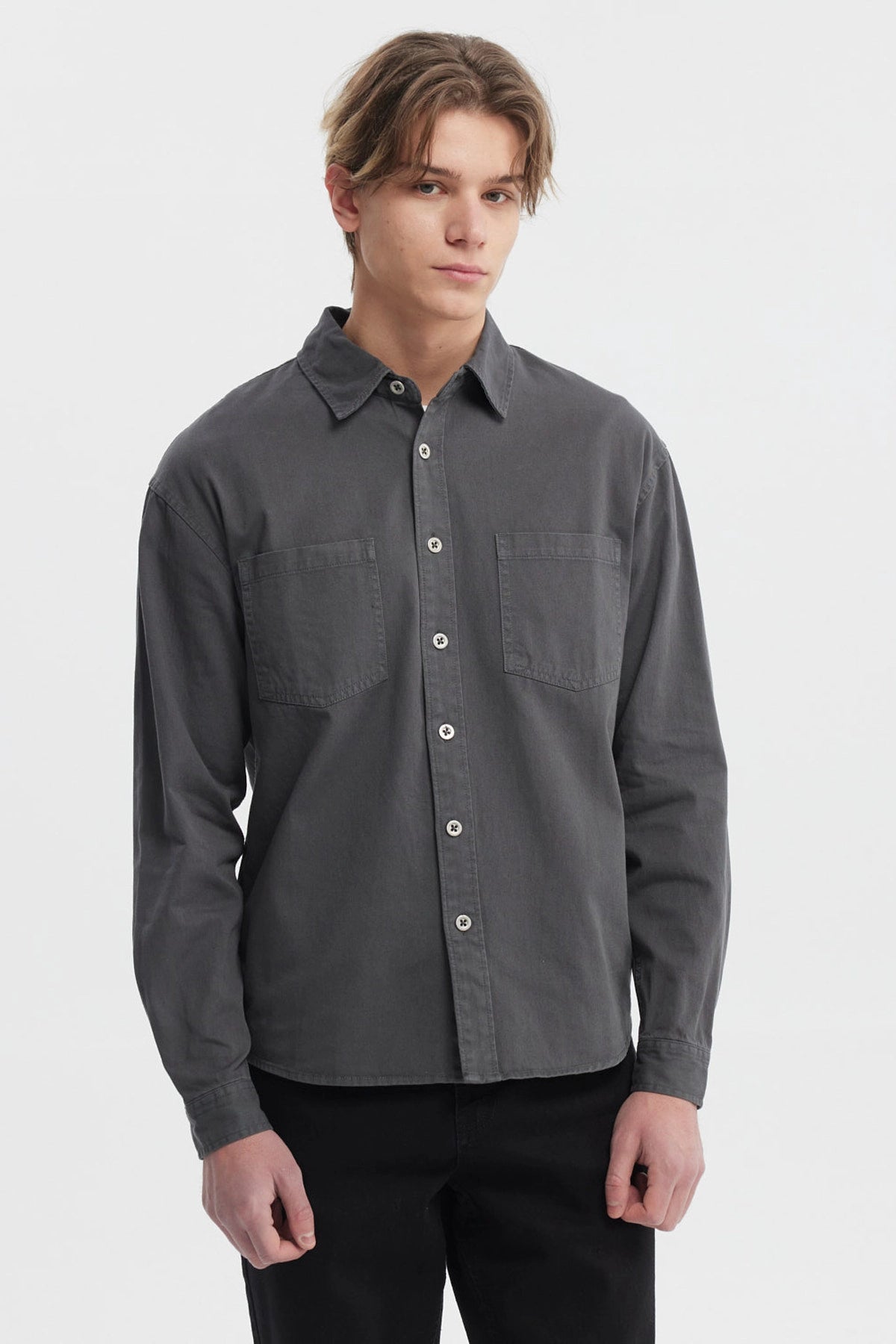 Camisa sobrecamisa gris de hombre con bolsillos frontales y botones claros prenda lisa ideal para un look casual y versátil