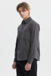Camisa sobrecamisa gris de hombre con bolsillos frontales y botones claros prenda lisa ideal para un look casual y versátil