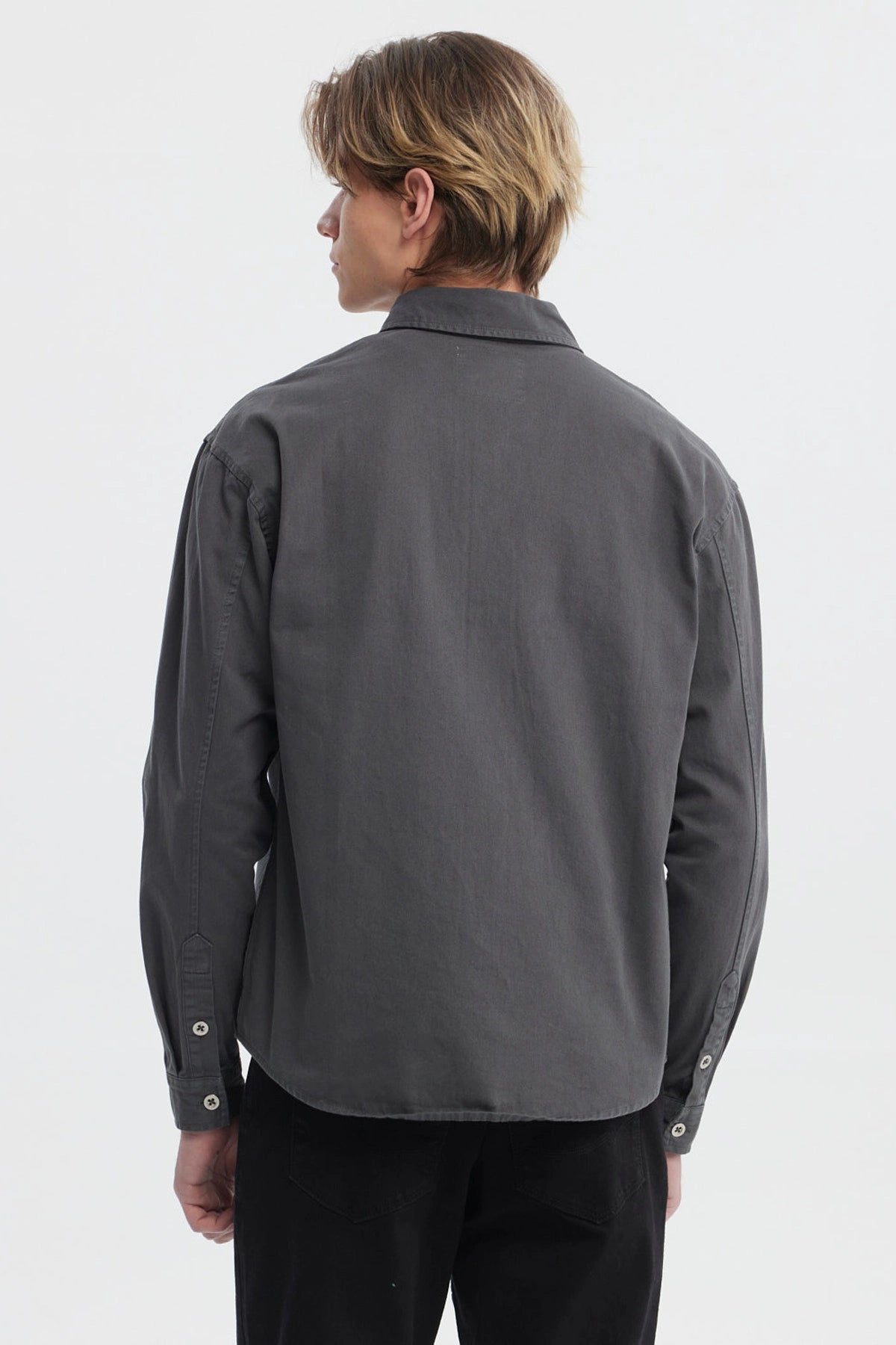 Camisa sobrecamisa gris de hombre con bolsillos frontales y botones claros prenda lisa ideal para un look casual y versátil