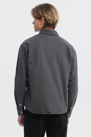Camisa sobrecamisa gris de hombre con bolsillos frontales y botones claros prenda lisa ideal para un look casual y versátil