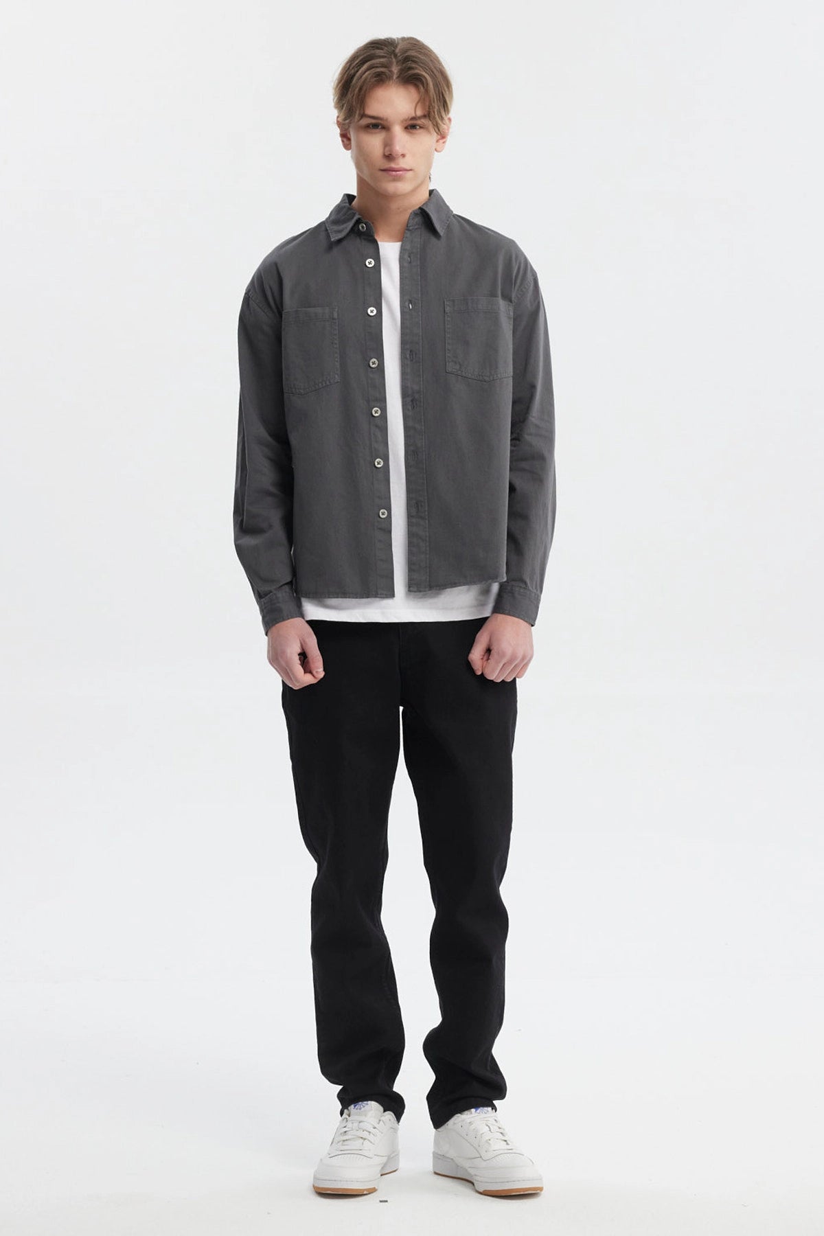 Camisa sobrecamisa gris de hombre con bolsillos frontales y botones claros prenda lisa ideal para un look casual y versátil