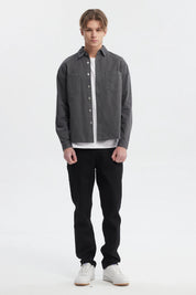 Camisa sobrecamisa gris de hombre con bolsillos frontales y botones claros prenda lisa ideal para un look casual y versátil
