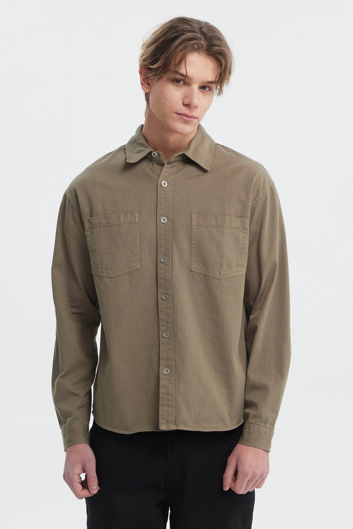 Camisa verde militar lisa para hombre con dos bolsillos frontales de estilo casual