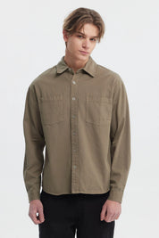Camisa verde militar lisa para hombre con dos bolsillos frontales de estilo casual