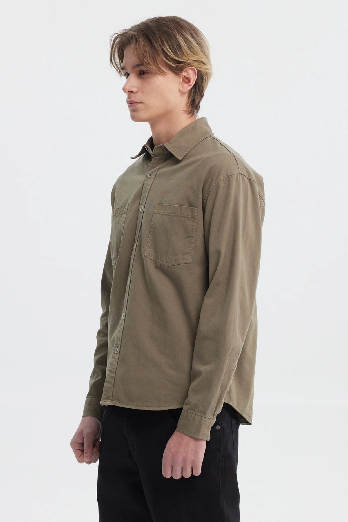Camisa verde militar lisa para hombre con dos bolsillos frontales de estilo casual
