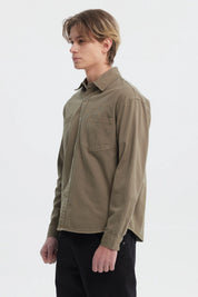 Camisa verde militar lisa para hombre con dos bolsillos frontales de estilo casual