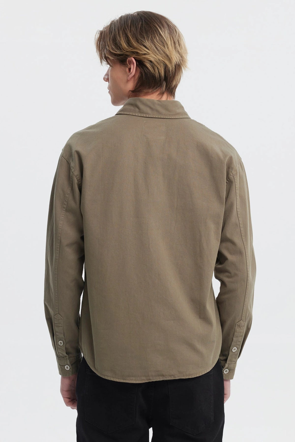 Camisa verde militar lisa para hombre con dos bolsillos frontales de estilo casual
