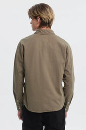 Camisa verde militar lisa para hombre con dos bolsillos frontales de estilo casual