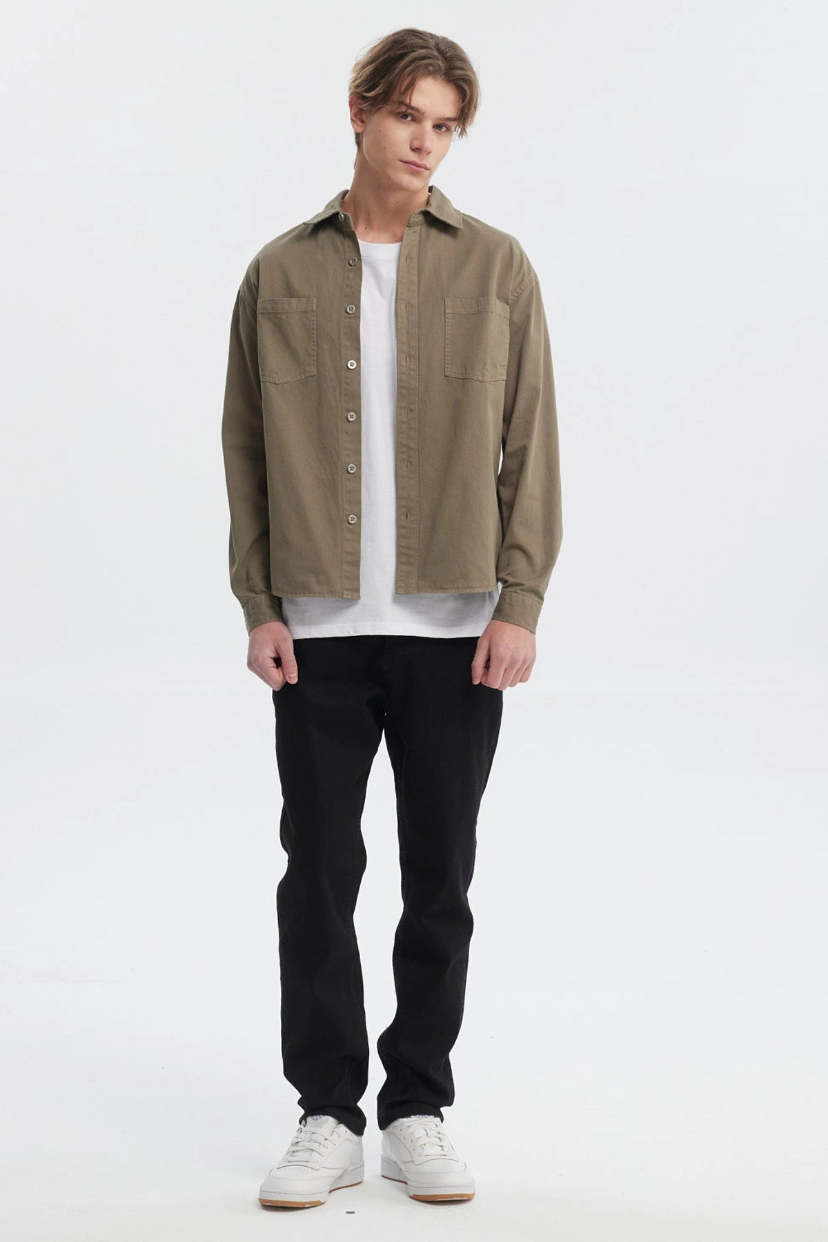 Camisa verde militar lisa para hombre con dos bolsillos frontales de estilo casual