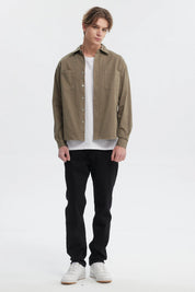 Camisa verde militar lisa para hombre con dos bolsillos frontales de estilo casual