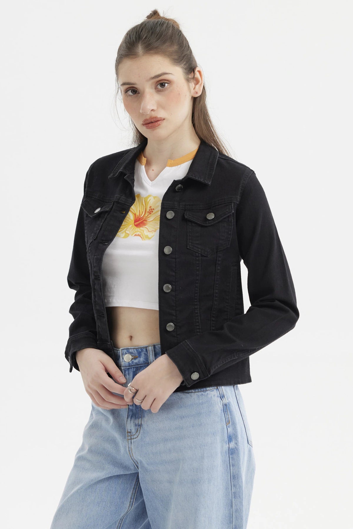 Chaqueta clásica negra de mujer con botones metálicos y bolsillos frontales prenda lisa elegante y versátil