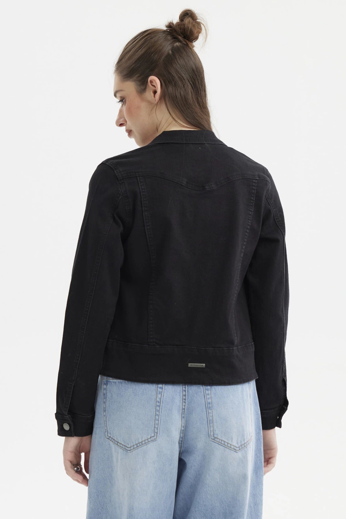 Chaqueta clásica negra de mujer con botones metálicos y bolsillos frontales prenda lisa elegante y versátil