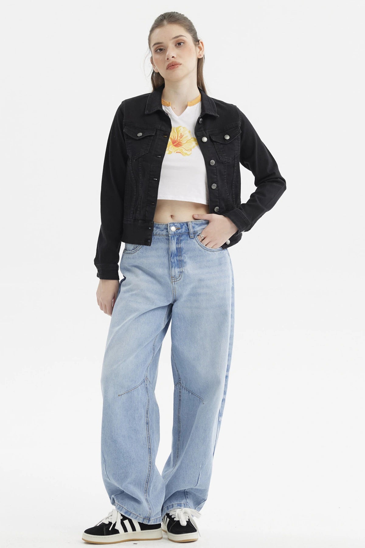 Chaqueta clásica negra de mujer con botones metálicos y bolsillos frontales prenda lisa elegante y versátil