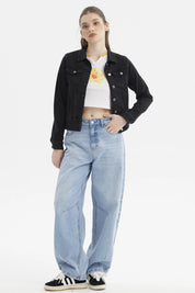 Chaqueta clásica negra de mujer con botones metálicos y bolsillos frontales prenda lisa elegante y versátil