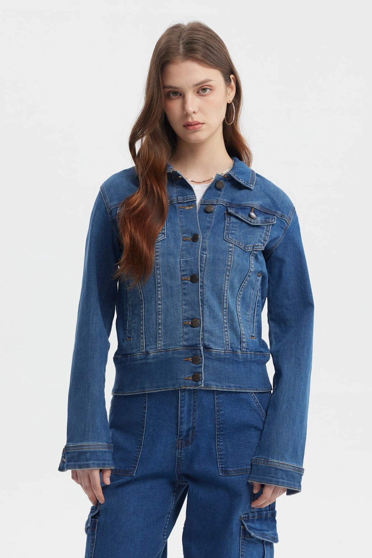 Chaqueta de mezclilla azul para mujer con botones frontales y bolsillos en el pecho diseño clásico lisa